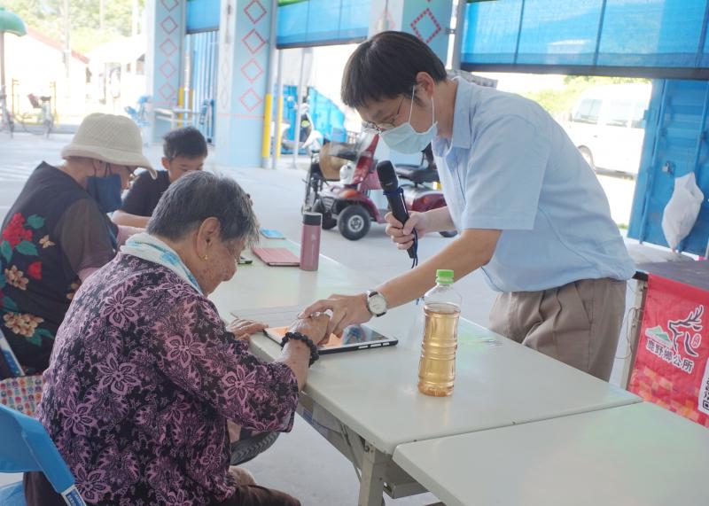 92歲阿嬤第一次玩平板電腦遊戲-保齡球