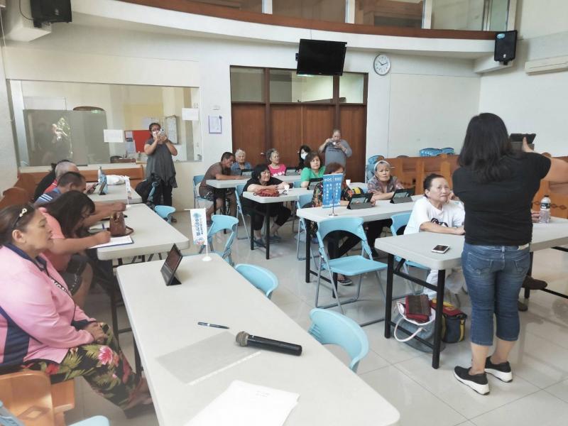 老師詳細的講解數位平板的基本功能及操作。