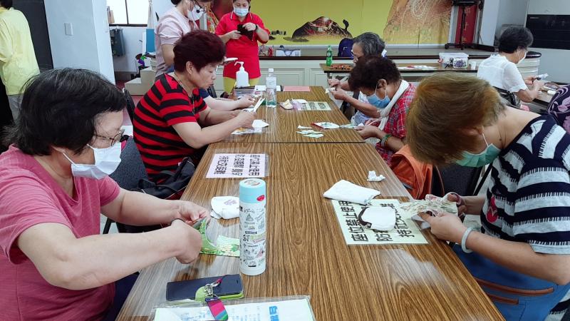 每一位長者都做的很用心,很喜歡零錢包