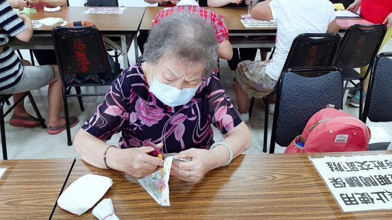 長者們都認真學習做零錢包