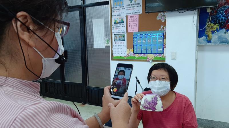 開直播中學員介紹自己的作品