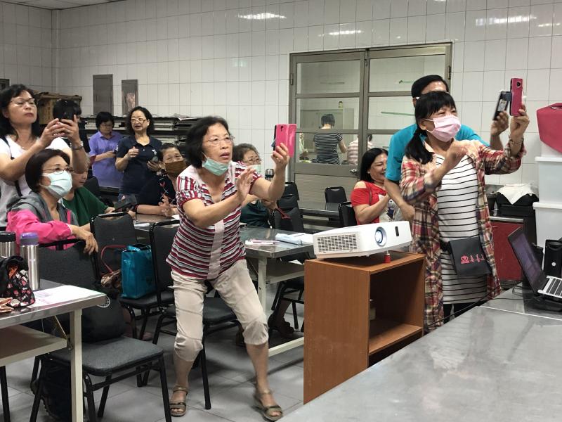 學員利用LINE掃描  加入好友