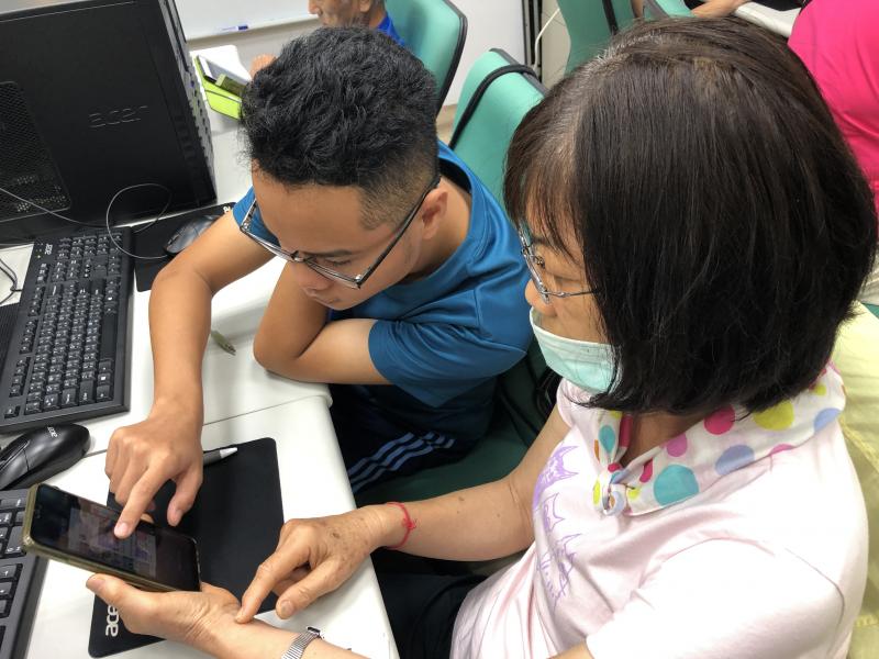 增加手機同步使用功能，孫子教阿嬤使用