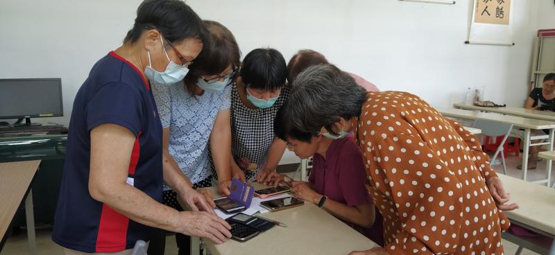 學員互相討論剪輯轉場的操作