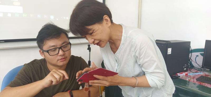 學員請老師查看剪輯的成果。