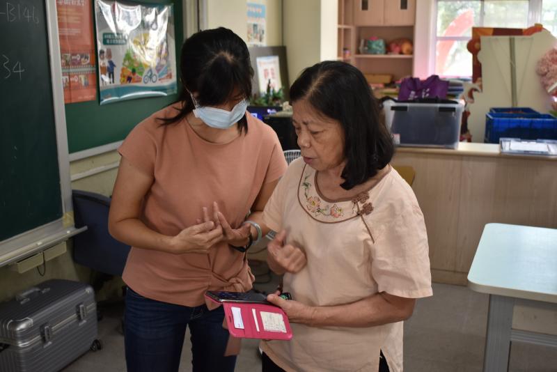 樂齡學員詢問麗萍老師手機基本設定功能使用方式