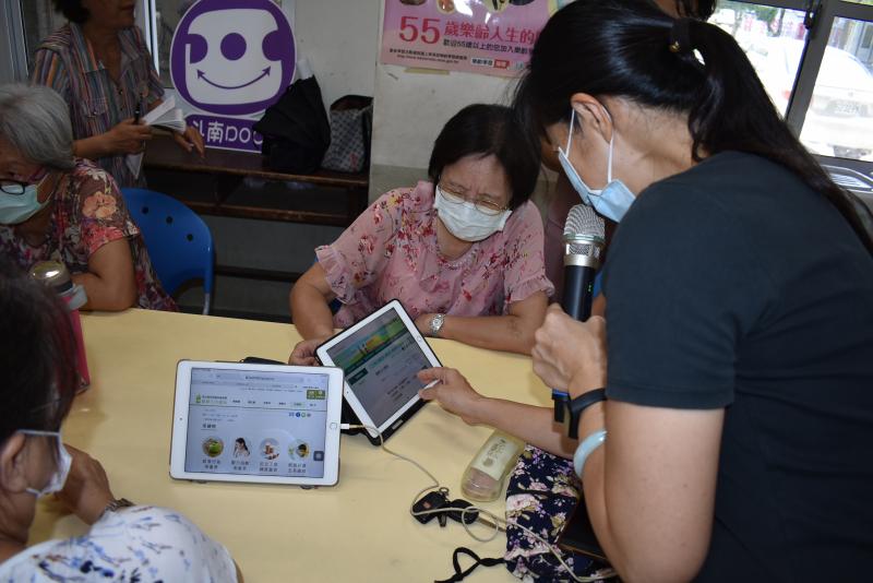 蔡老師教導學員操作健康九九網站的方式