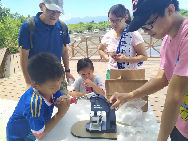 學員們體驗鋼印機