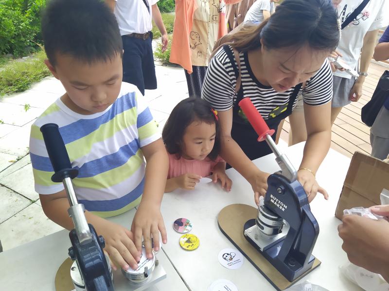 學員們體驗鋼印機製作胸章