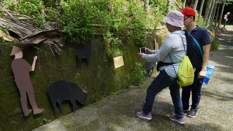 學員步行水沙連步道了解歷史與進行戶外拍攝