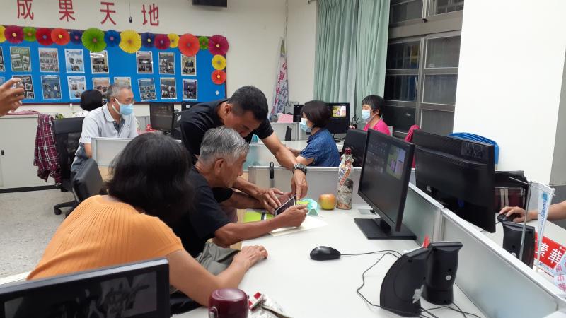 學員在操作中遇到有問題，請老師幫忙再操作一次給大家看