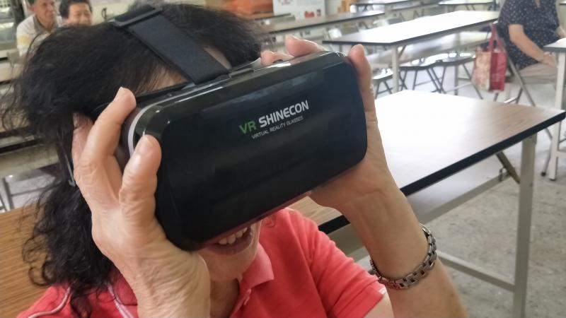 學員感受VR眼鏡帶來不一樣的視覺