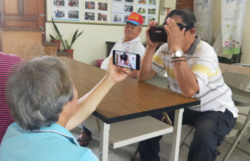 講師教導學員操作VR眼鏡