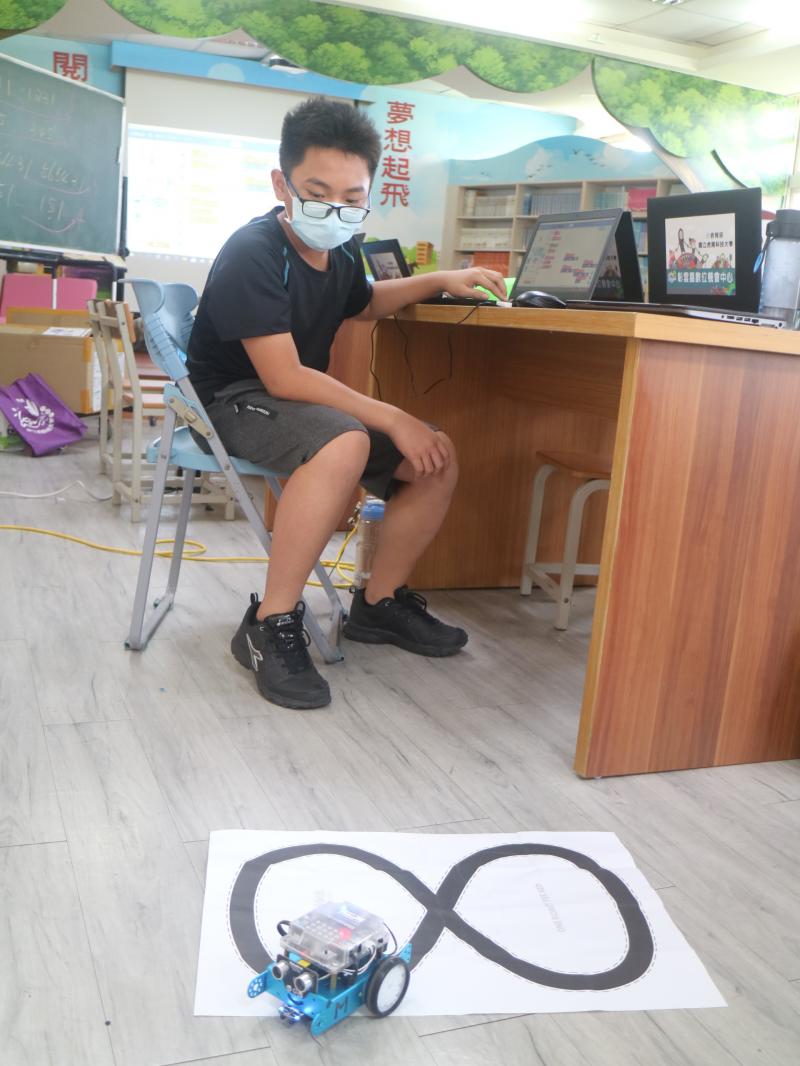 小朋友第一次參與機器人相關課程驚喜連連!!