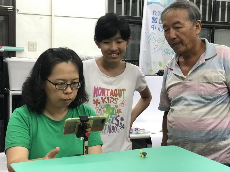 學員與老師一起研究偶動畫拍攝角度