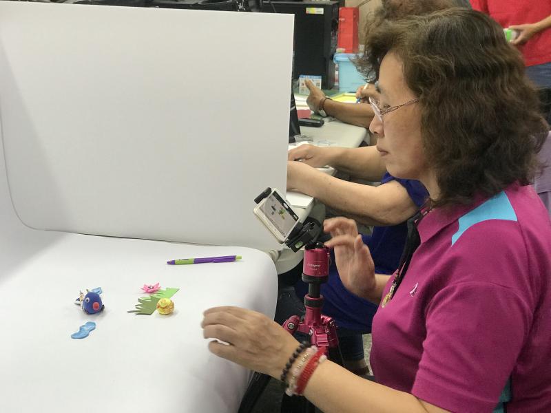 認真拍攝偶動畫的學員