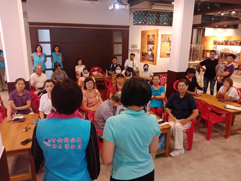 婦女專班的學員認真聽講中