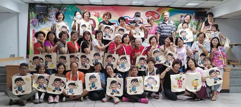 資源共享，結合農會數位家政班員，用手機照相學習做相簿上傳。