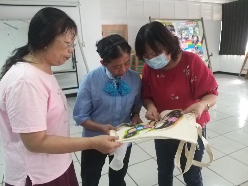 在帆布袋上，縫製自己喜歡的旗子圖案，圖案需先加內裡熨燙，增加厚度才不會軟趴趴。