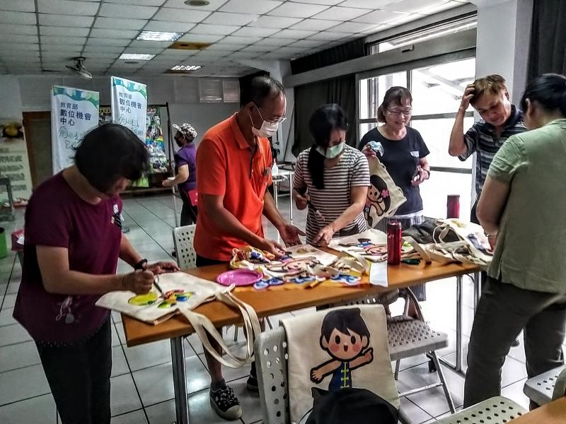 環保購物袋上，上A膠後，還要再上B膠(保護用)，完成學習做相簿上傳在群組分享成果，每個學員作法呈現多元方式完成。