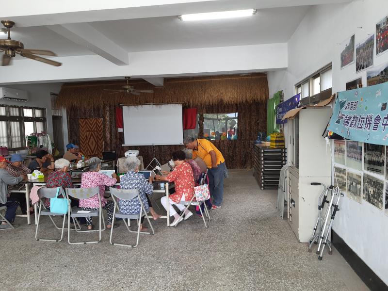 這群長者很認真地學習平板電腦的操作，還沒有見過全體那麼專注學習的班級。