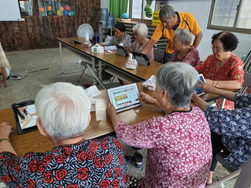 有長者在詢問借用平板的事了，講師非常訝異一一的向他們說明。