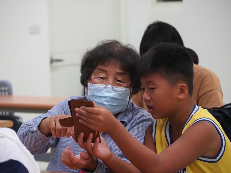 學員帶孫子來上課