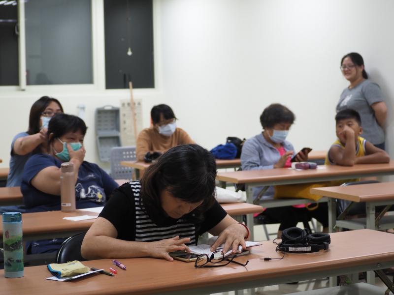 埋頭認真剪輯的學員