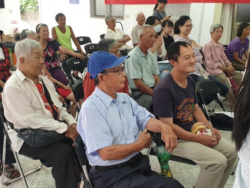 大家都很認真地聽課