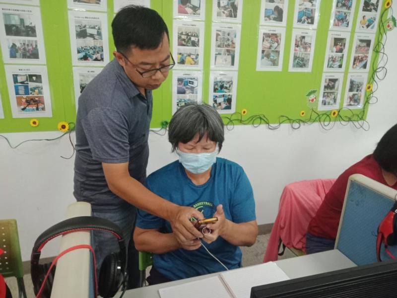 講師協助學員解除操作問題