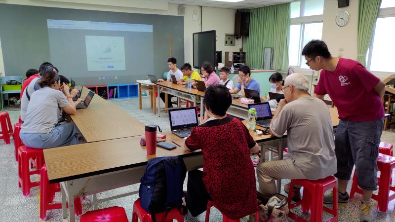 宜花DOC輔導員與講師到梗枋國小協助雷雕課程開設。