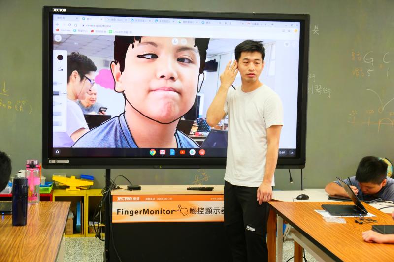 DOC講師指導學員如何將照片的內容簡化成重要的線條輪廓