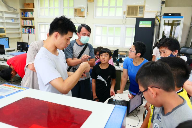 雷雕的過程老師介紹機器大概組件及分別對應的功能