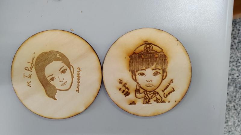 大部分學員都以創作父親節禮物為主題，也有一些學員製作自己的個人雷雕杯墊。