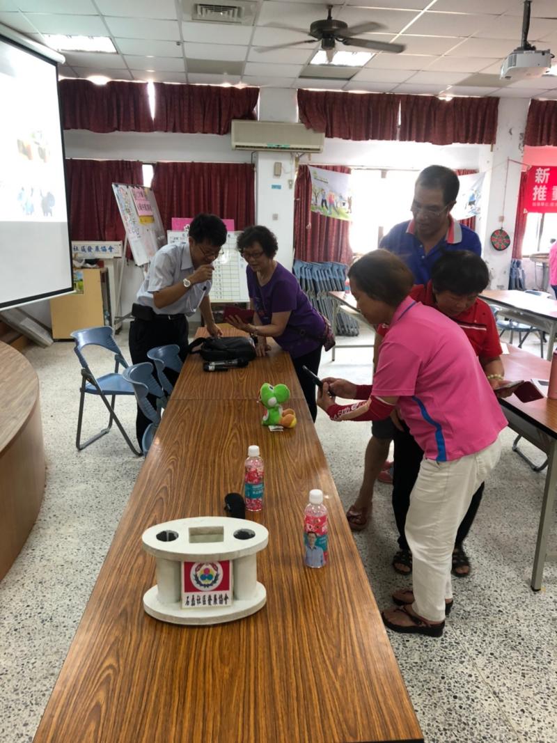 講師專業講解攝影技巧, 學員拍照練習中