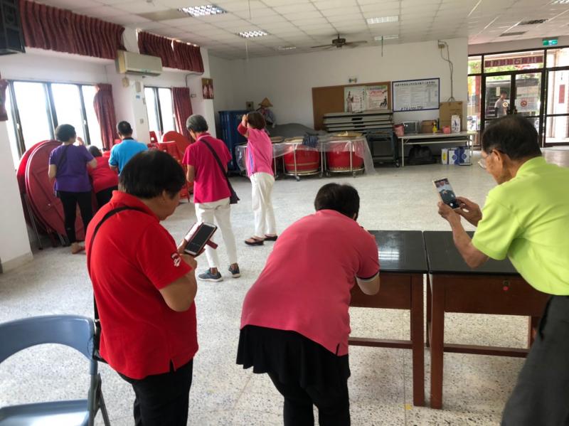 學員拍照練習中