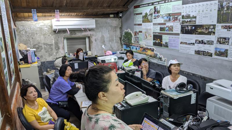 社區志工、工作人員及學員夥伴認真聽講師介紹直播分鏡