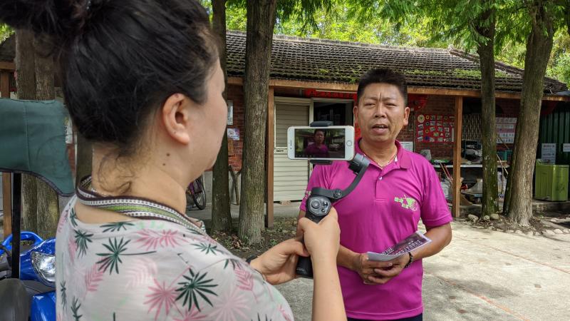 確認分鏡後，由總幹事主演，老師與學員輪流掌鏡體驗直播