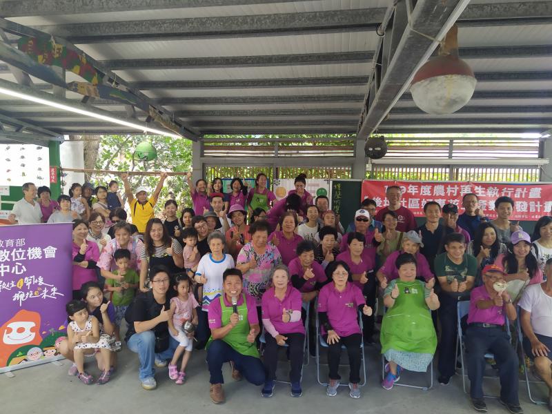 DOC土豆節推廣活動大合照，有不少民眾是看直播前來的喔