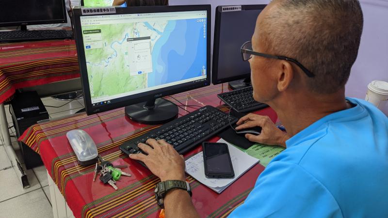 郭大哥出身武塔部落,運用老師講解的地圖創作功能標示武塔的山野資訊