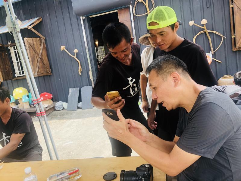 學員手機品牌各不相同，紛紛詢問老師如何調整攝影參數細節