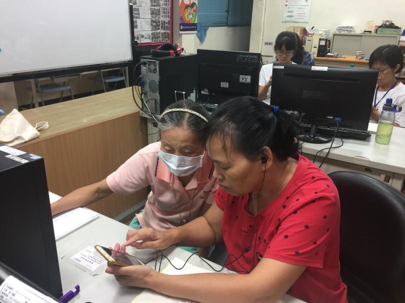 志工協助指導新學員 分擔老師的壓力