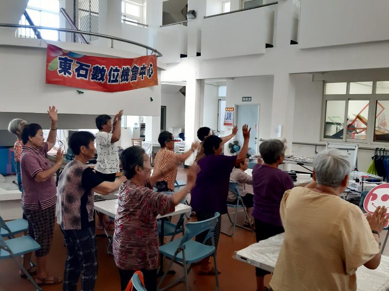 課堂上的健身操讓大家動一動