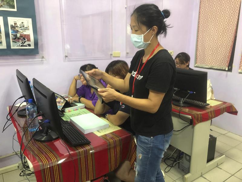 配合講師教學,駐點在教室內四處協助學員學習