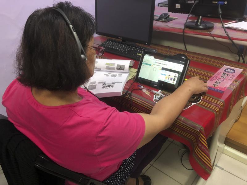 老師跟長輩說:「要拍影片,要先知道影片長什麼樣」所以阿嬤戴耳機開始看學習中心影片