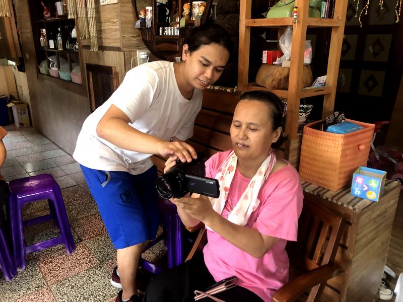 原民阿嬤沒有手機，於是輔導員請老師教他使用攝影機錄影