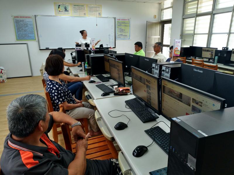 講師講解直播技巧及概念