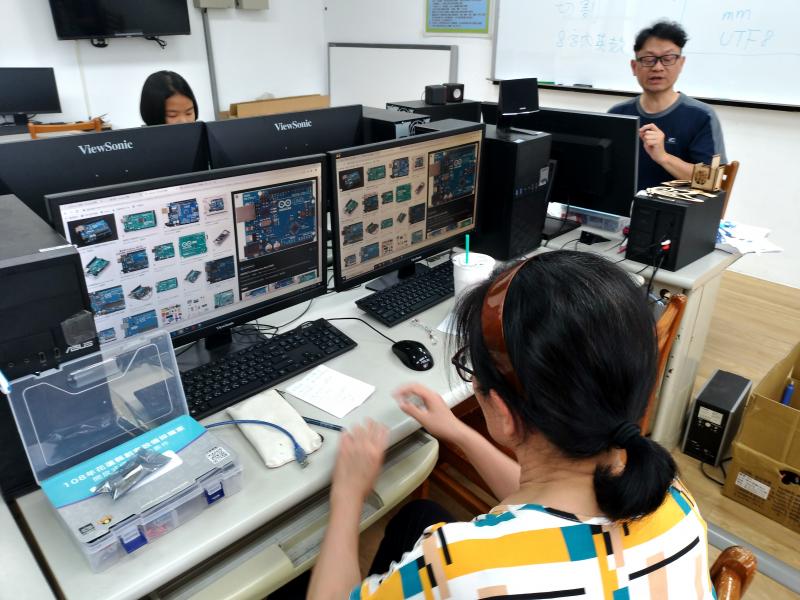 講師說明感測器原理