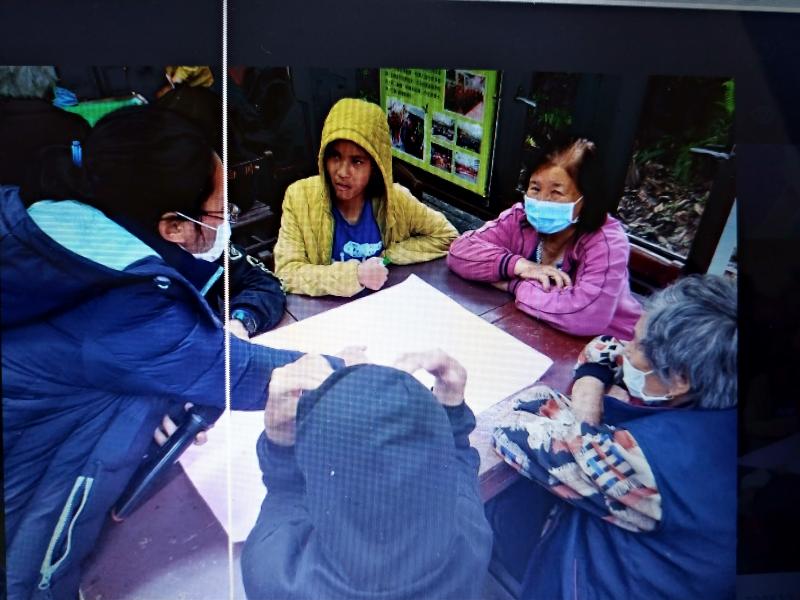 志工引導學員思考紀錄生命故事