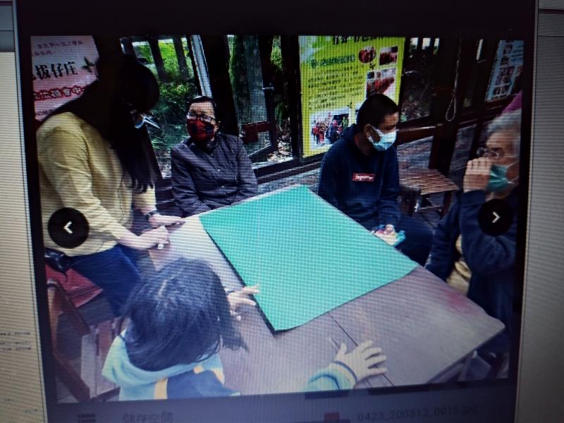 老師與阿嬤們互動，引導思考